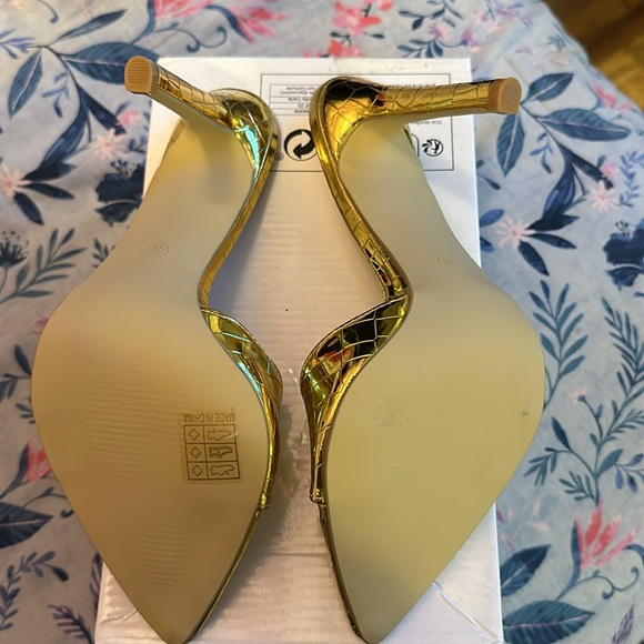 Gold Pumps - Picture 4 of 4